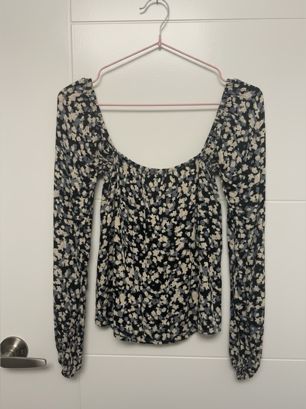 ✨MIX&MATCH: 4 for $25✨ Billabong Navy Floral Gathered Long Sleeve Top Size S